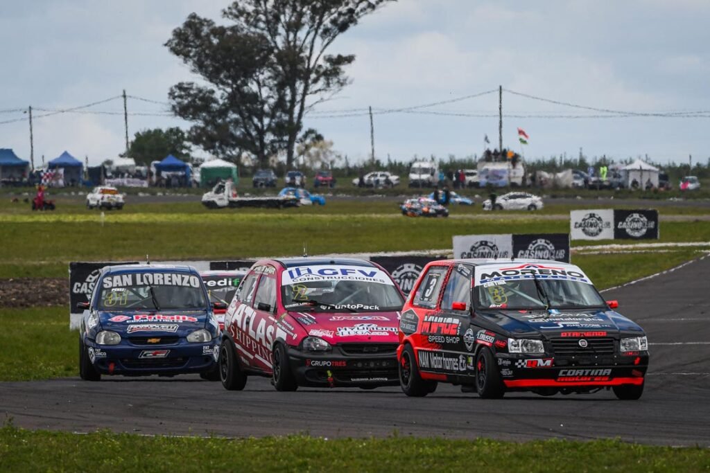 Turismo Pista en Concepción: Cortina y Spinella triunfaron en las Clase 1 y 2 2 Cortina marcha al frente del pelotón en la Clase 1 del Turismo Pista en Concecpión del Uruguay