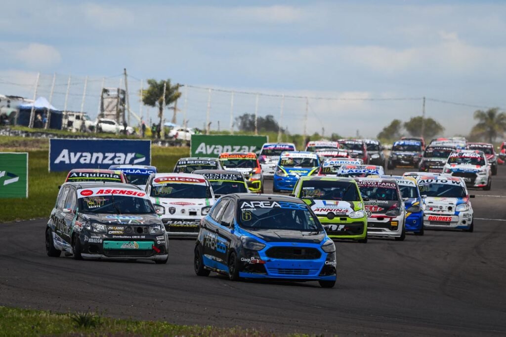 Turismo Pista en Concepción: Cortina y Spinella triunfaron en las Clase 1 y 2 4 Spinella encabeza el pelotón de la Clase 2 del Turismo Pista en Concepción del Uruguay