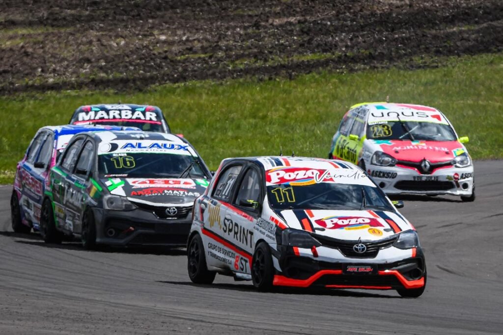 El pelotón de la Clase 3 del Turismo Pista en Concecpión del Uruguay