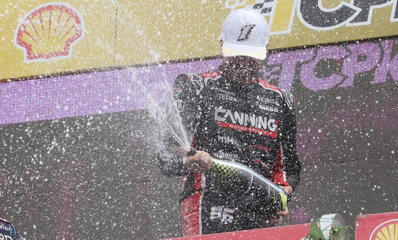 Canapino celebra la victoria en la fecha 10 de las TC Pick Up