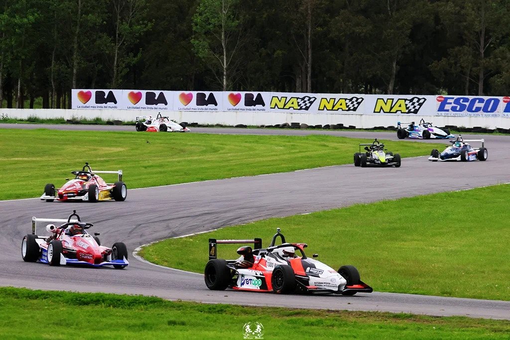 El Bacha dominó las finales de la Fórmula 3 Metropolitana en La Plata 3 El Bacha dominó todo el fin de semana de la Fórmula 3 Metropolitana en La Plata