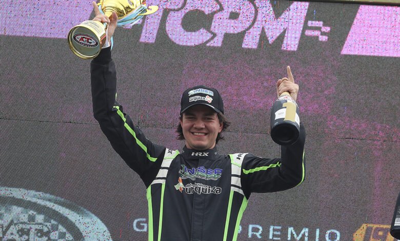 Arrías celebra la victoria en la 10ª fecha del TC Pista Mouras