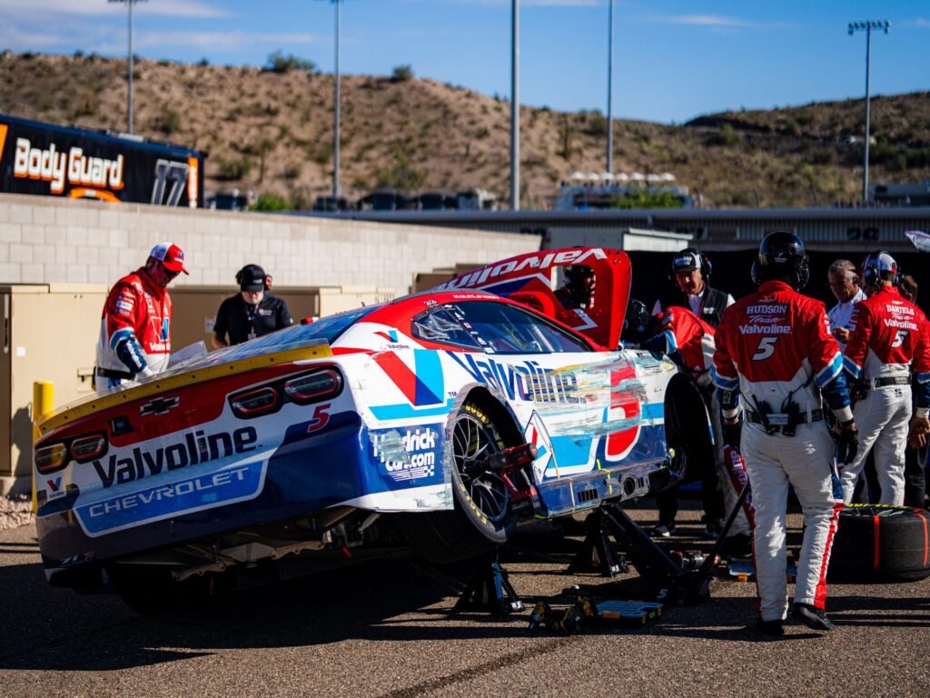 El auto de Kyle Larson con visibles daños en los boxes
