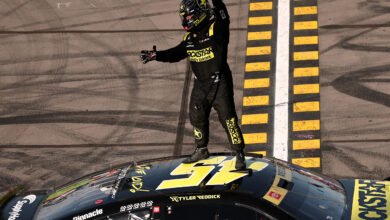Reddick celebra la victoria en la NASCAR Cup en Phoenix