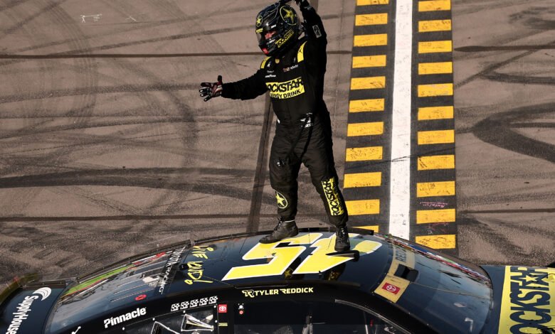 Reddick celebra la victoria en la NASCAR Cup en Phoenix