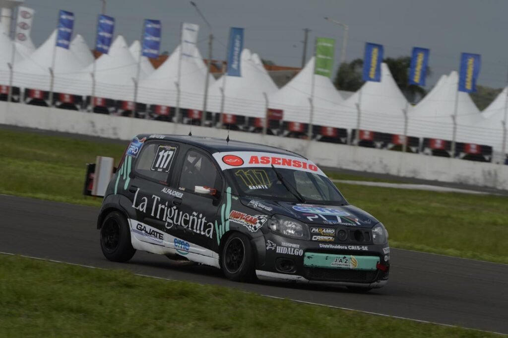 Clase 2 del Turismo Pista: Cambio de líder y todo por definir 2 Agustín Gajate es el lider del torneo de la Clase 2 del Turismo Pista