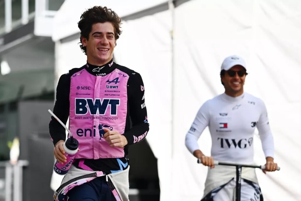 Colapinto largará 21° y Antonelli se quedó con la pole en Austin 3 Fanco Colapinto se divierte con Checo Perez en los boxes de COTA
