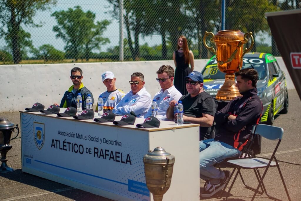 "La Carrera de Todos": El Turismo Pista y el Turismo Carretera 2000 presentaron su gran final 2 El Turismo Pista y el Turismo Carretera 2000 presentaron la final